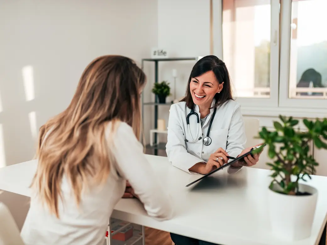 Weibliche Spezialist mit ihrer Patientin