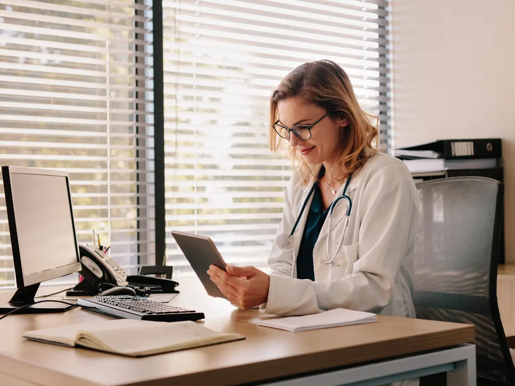 Ärztin arbeitet auf ihrem Tablet