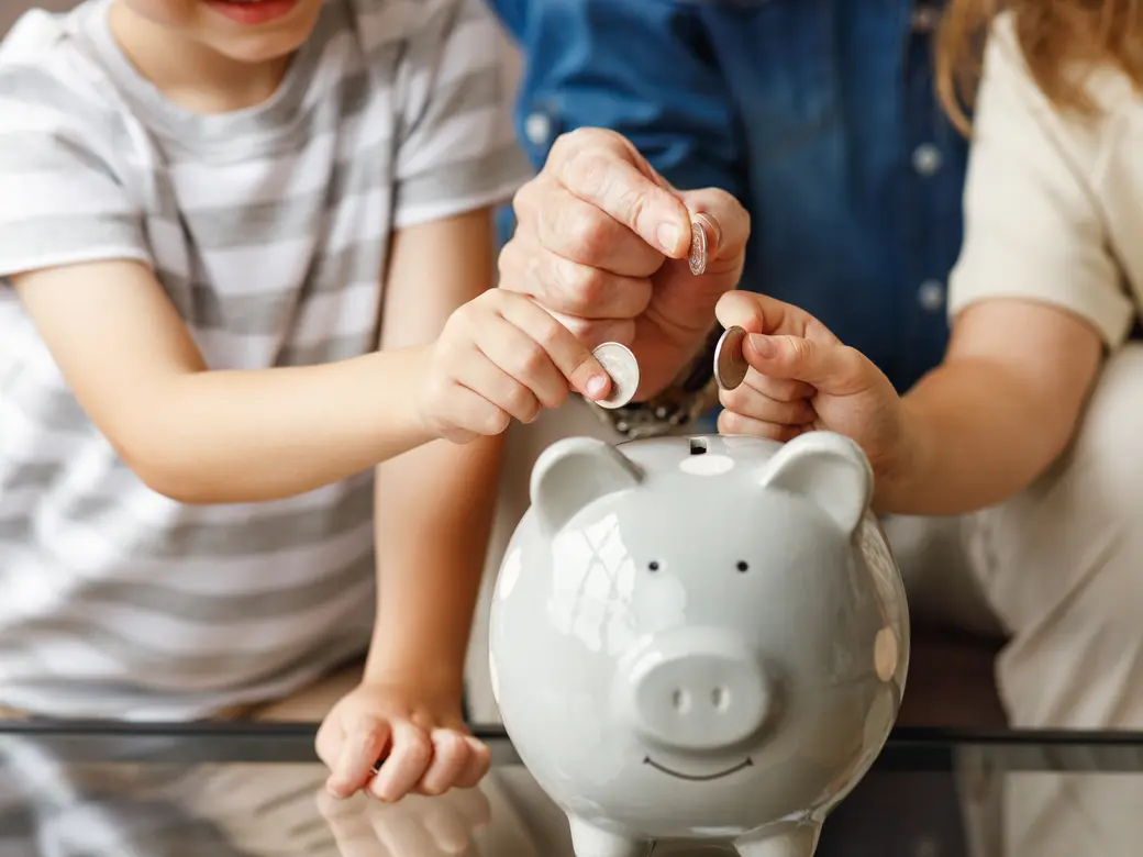 Großvater und Enkel sparen Geld