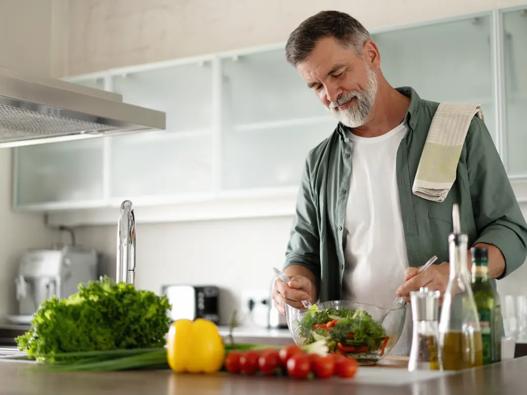 Mann kocht in der Küche
