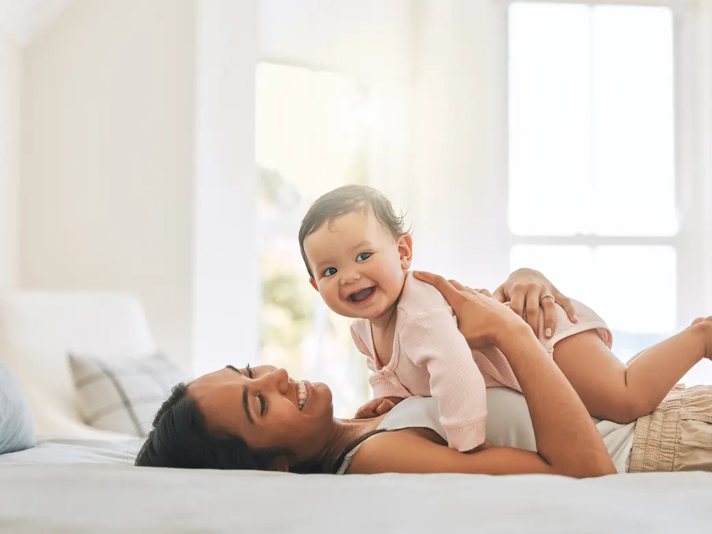 Junge Frau und ihr neugeborenes Baby zu Hause