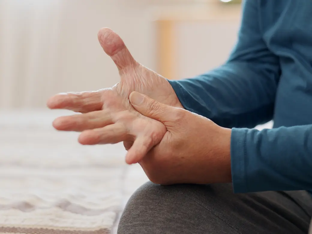 Senior Mann hat Beschwerden an der Hand