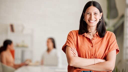 Portrait Frau im Büro mit verschränkten Armen