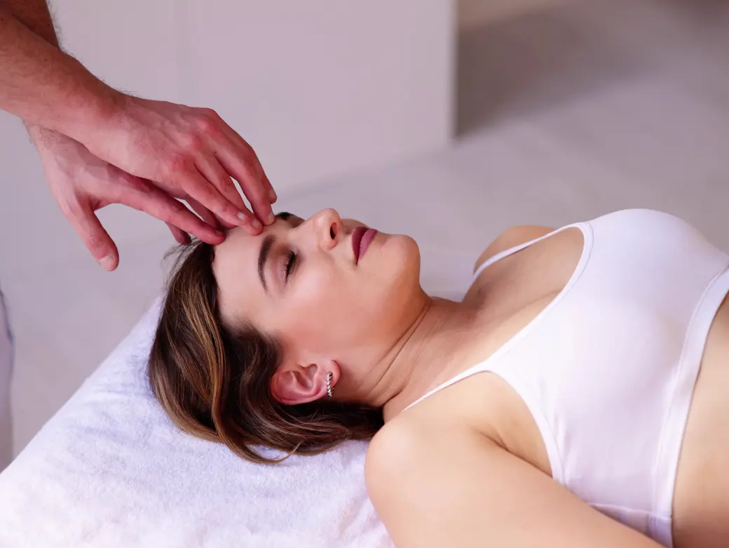 Junge Frau die eine Kopfmassage bekommt
