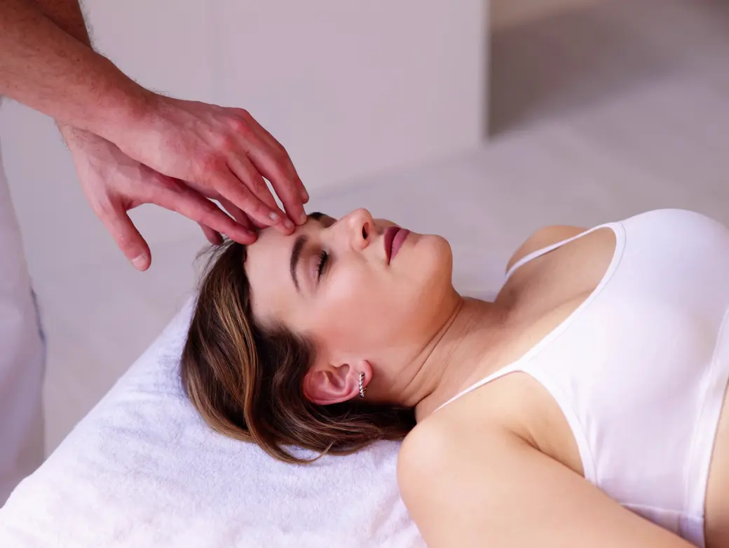 Junge Frau die eine Kopfmassage bekommt