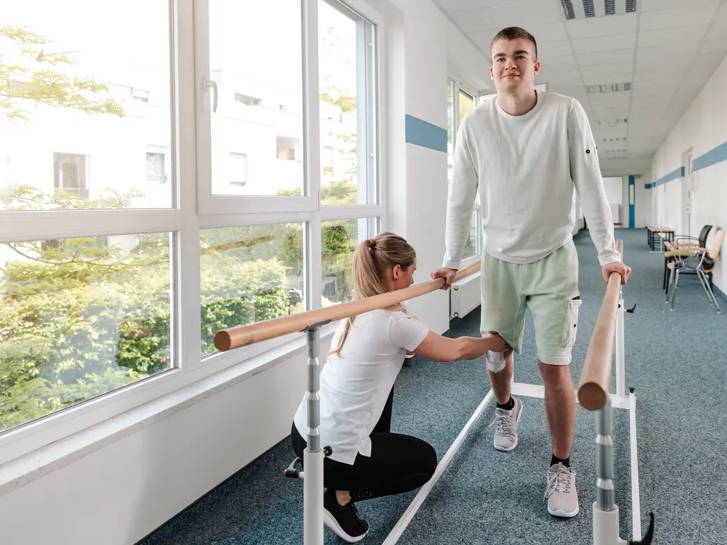 Junger Mann im Geh-Reha-Kurs nach einer Sportverletzung
