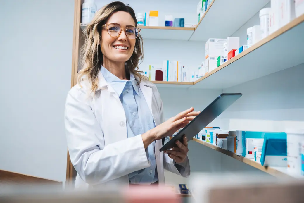 Apothekerin mit Tablet