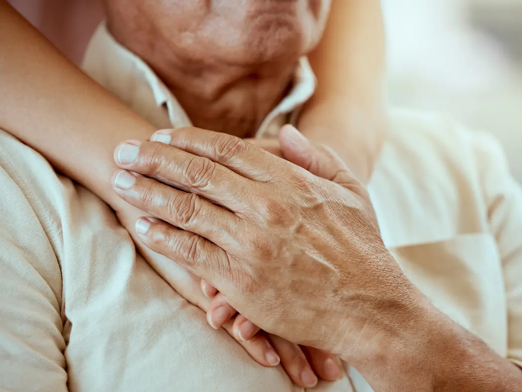 Älterer Mann, Krankenschwester oder Händchenhalten zur Unterstützung