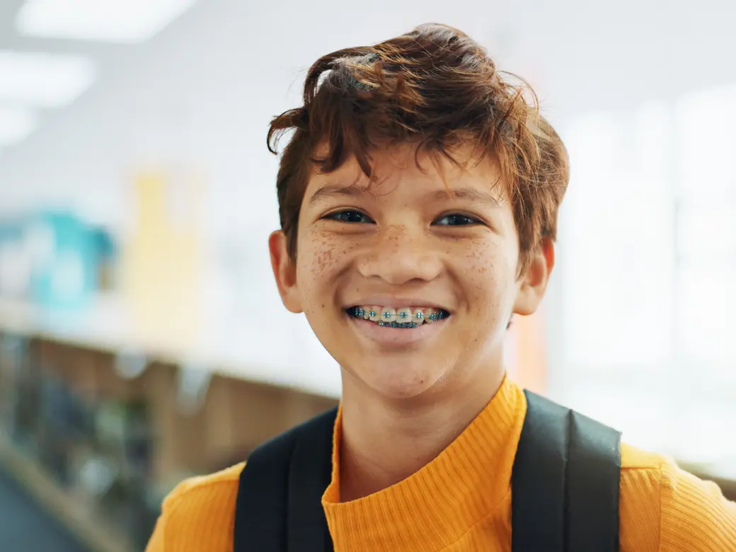 Junge mit Zahnspange