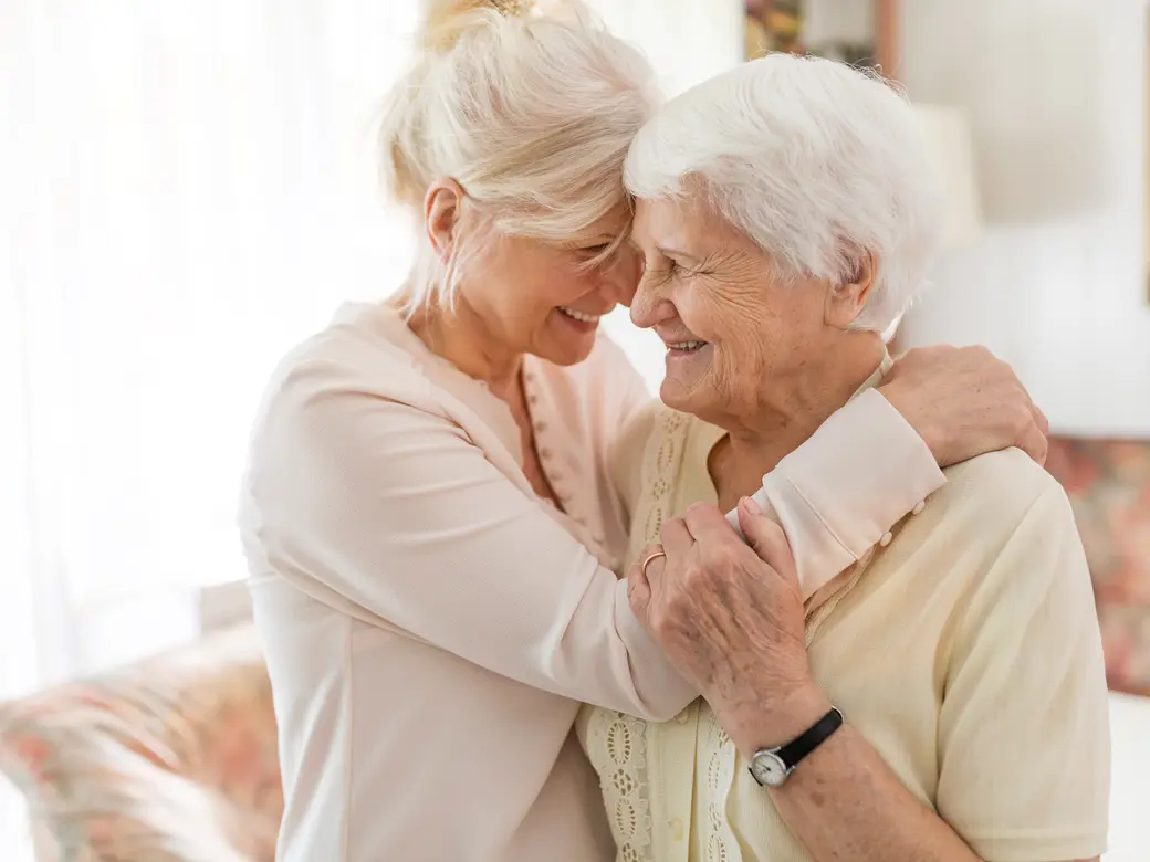 Seniorin, die mit ihrer Tochter Zeit verbringt