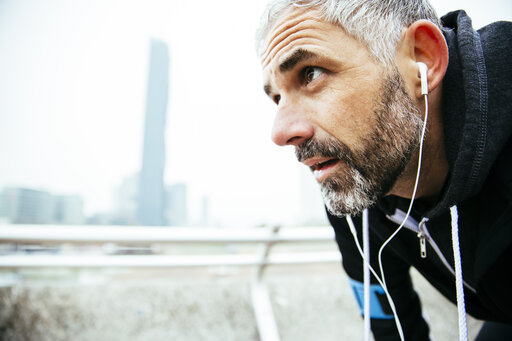 Mann mit In-Ear-Kopfhörer
