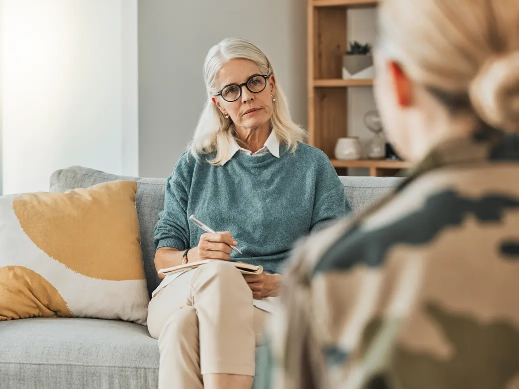 Therapie, Unterstützungsberatung und Psychologengespräch mit einem Patienten