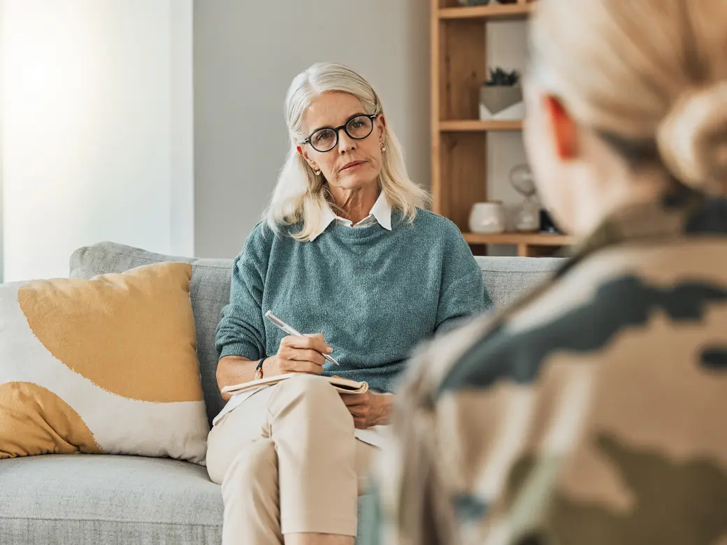 Therapie, Unterstützungsberatung und Psychologengespräch mit einem Patienten