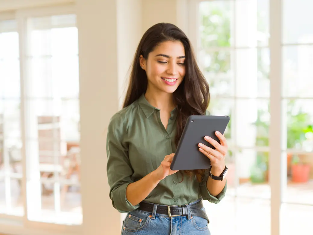 Junge Frau arbeiten mit Tablet
